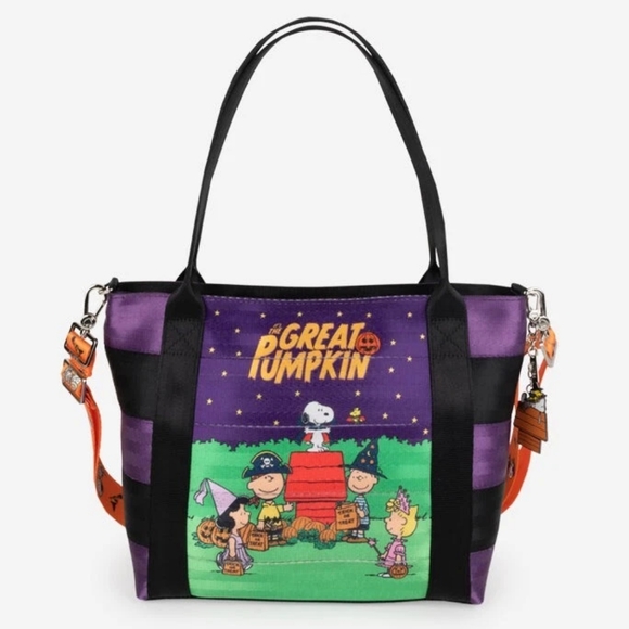 NWT HARVEYS SEATBELT BAG PEANUTS GREAT PUMPKIN HALLOWEEN SMALL POSTER TOTE - Picture 1 of 11